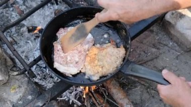 Kızarmış domuz pirzolası yağda kızartılmış tavada açık havada, yağda pişmiş et.