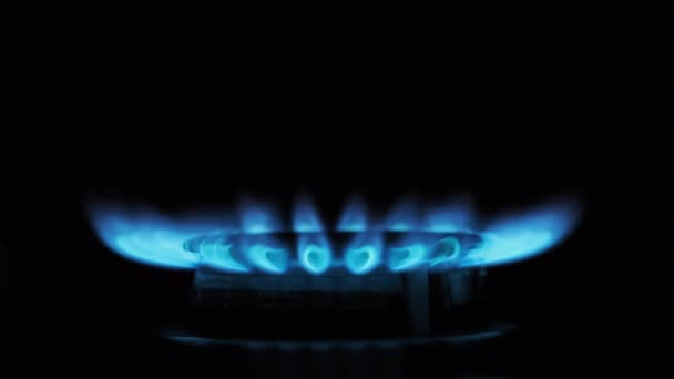 Zapłon gazowy na palniku na ciemnym tle, zbliżenie — Wideo stockowe