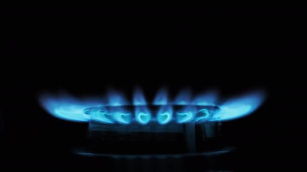 Зажигание газа на горелке на тёмном фоне, крупным планом — стоковое видео