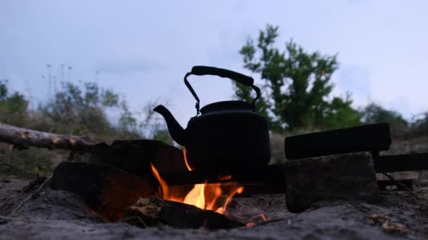 Old Tourist Kettle Standing on Campfire with Flames in Tourist Camp at Twilight — 비디오