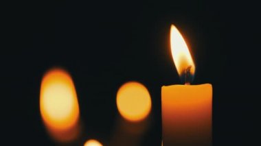 siyah arka plan üzerine mum alevi