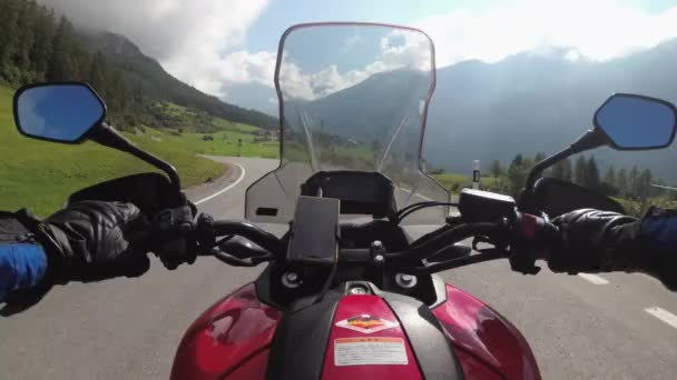 POV ciclista paseos en moto por Scenic Green Mountain Road, Alpes suizos, Moto viaje — Vídeo de stock
