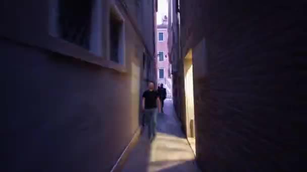 Hyperlapse Promenera genom de smala labyrinter av gatorna i Venedig på natten — Stockvideo