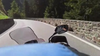 Yeşil Dağ Yolu, İsviçre Alpleri, Moto Trip 'ten Motosikletli POV Motorsikletli Turları