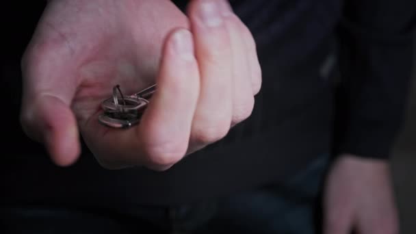 Las llaves están ocultas en un puño de mano masculina — Vídeo de stock