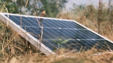 Yerdeki Taşınabilir Güneş Paneli Bağlandı ve Dışarıdaki Güç Oluşturuldu