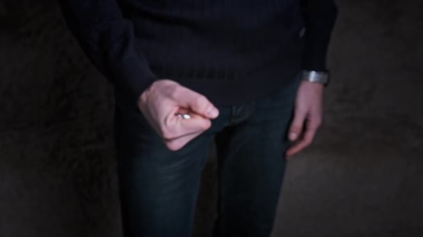 Llave oculta en el puño de la mano masculina — Vídeo de stock