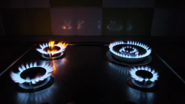 Cuatro quemadores de gas se queman simultáneamente en una estufa de gas en la oscuridad — Vídeo de stock