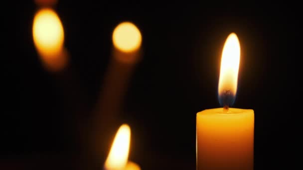 黑色背景上的蜡烛火焰 — 图库视频影像