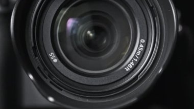 Kamera Mercekleri Dönüyor, Işıklar Camdan Yansıyor, Robot Kamera Hareketi