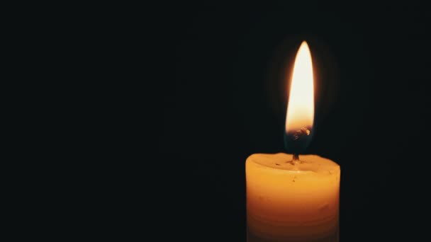 Φλόγα κεριού σε μαύρο φόντο, κοντινό πλάνο — Αρχείο Βίντεο