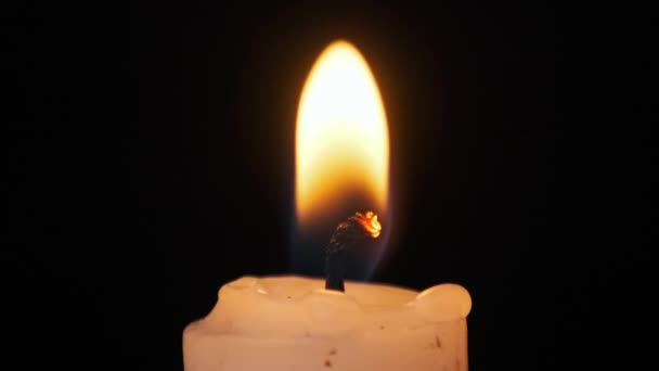 Lumânare flacără pe fundal negru, de aproape — Videoclip de stoc