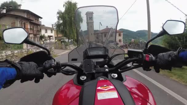 意大利乡村葡萄园之间的摩托车越野车骑越野车 — 图库视频影像