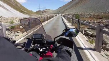 İsviçre Alplerinde Scenic Mountain Pass, Moto Trip 'te motosikletle POV Bisikletli Turları