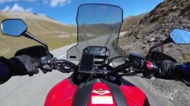 İsviçre Alplerinde Scenic Mountain Pass, Moto Trip 'te motosikletle POV Bisikletli Turları