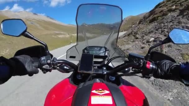 POV Biker Rides on Motorbike by Scenic Mountain Pass in Zwitserse Alpen, Moto Trip — Stockvideo