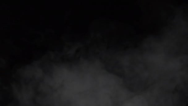 Skutečný kouř nebo stoupající oblaka, použití při kompozitní a video editaci — Stock video