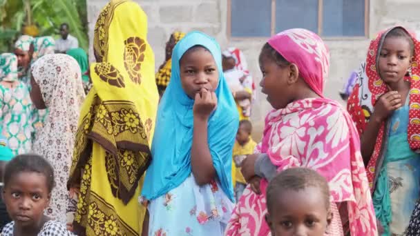 Nyfikna lokala afrikanska barn tittar in i kameran i Village, Zanzibar, Afrika — Stockvideo