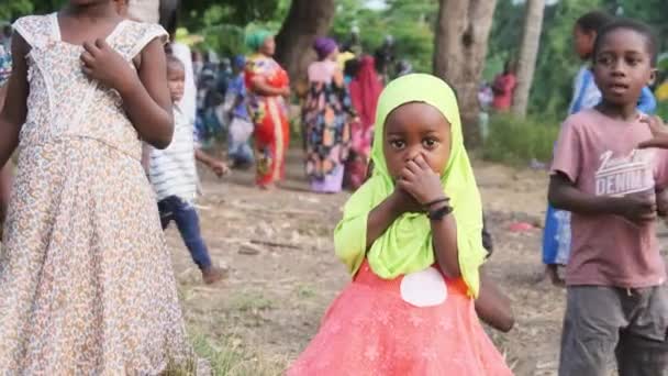 Цікаві місцеві африканські діти дивляться в камеру в селі (Занзібар, Африка). — стокове відео