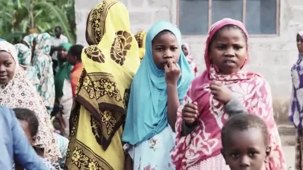 Местные африканские дети с любопытством смотрят в камеру в деревне, Занзибар, Африка — стоковое видео