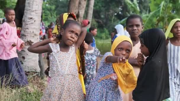아프리카 잔지바르 마을의 카메라를 조사하고 있는 호기심많은 현지 아프리카 어린이들 — 비디오