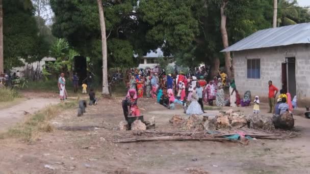 Menigte van lokale mensen vieren Afrikaanse bruiloft in een lokaal dorp, Zanzibar — Stockvideo