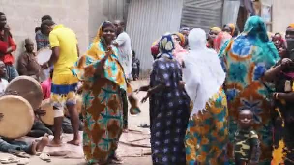 Afrikanische Hochzeit, viele einheimische Frauen in traditioneller Kleidung tanzen, Sansibar, Afrika — Stockvideo