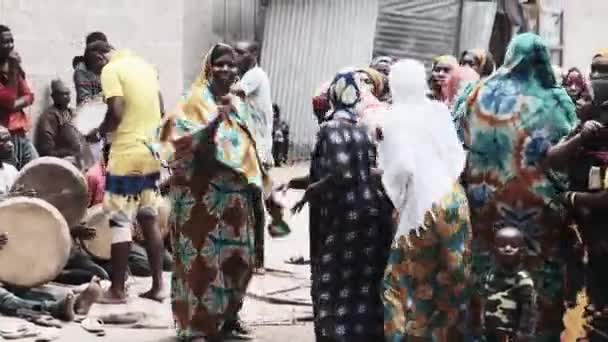 Casamento Africano, Muitas mulheres locais em roupas tradicionais Dança, Zanzibar, África — Vídeo de Stock