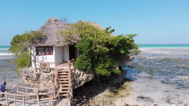 El restaurante Rock en el océano Construido en el acantilado en la marea baja en Zanzíbar, Vista aérea — Vídeo de stock