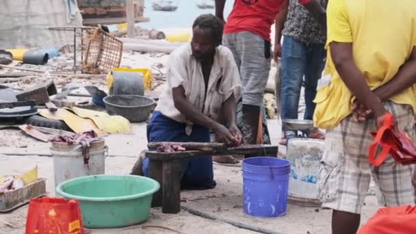 Des pêcheurs africains locaux vendent des prises fraîches sur le marché aux poissons près d'Ocean Beach, Zanzibar — Video