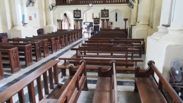 Anglicaanse kathedraal Christus Kerk met houten gebedsbank en altaar, Zanzibar — Stockvideo