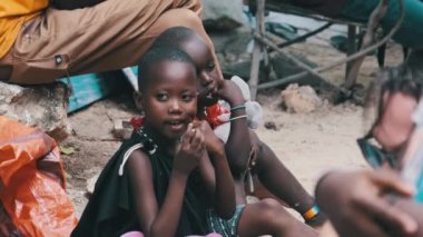 Yerel Aç Afrikalı Küçük Çocuklar İnsanlar Arasında Sokakta Yürüyor, Zanzibar