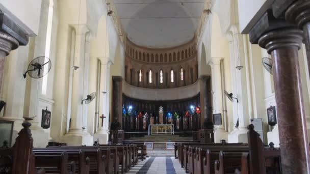 Christuskirche der Anglikanischen Kathedrale mit hölzerner Gebetsbank und Altar, Sansibar — Stockvideo