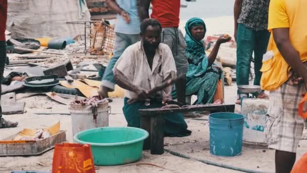 Místní afričtí rybáři prodávají čerstvé úlovky na rybím trhu u Ocean Beach, Zanzibar — Stock video