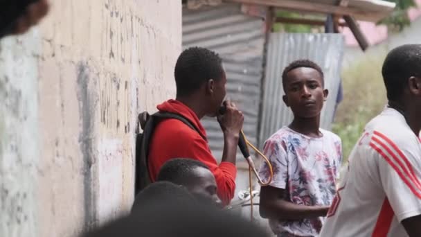Местная африканская певица поет песни в микрофон на африканской свадьбе в Занзибаре — стоковое видео