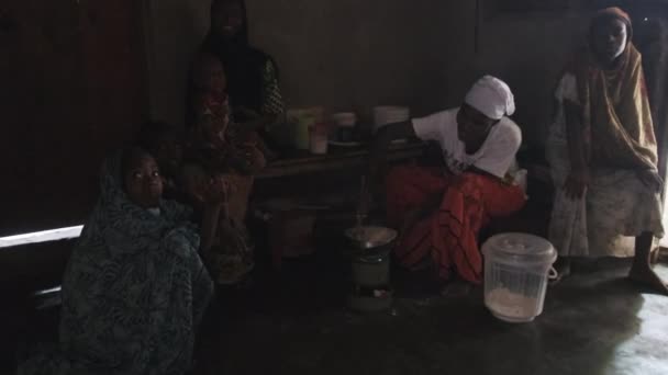 La vida de una familia africana local pobre, dentro de una casa de tugurios en una aldea, Zanzíbar — Vídeos de Stock