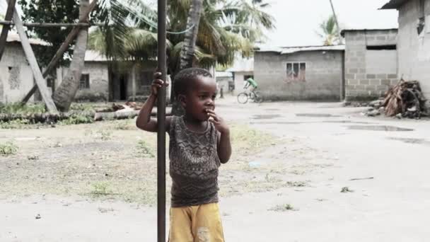 Πορτρέτο των τοπικών αφρικανικών παιδιών σε ένα φτωχό χωριό κοντά Slum, Ζανζιβάρη, Αφρική — Αρχείο Βίντεο