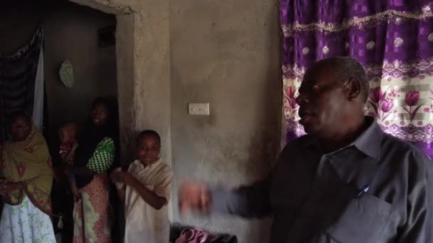 La vida de una familia africana local pobre, dentro de una casa de tugurios en una aldea, Zanzíbar — Vídeo de stock