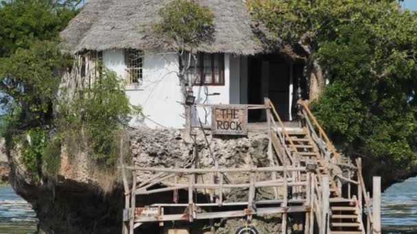 El restaurante Rock en el océano construido en un acantilado en la marea baja en la isla de Zanzíbar — Vídeos de Stock