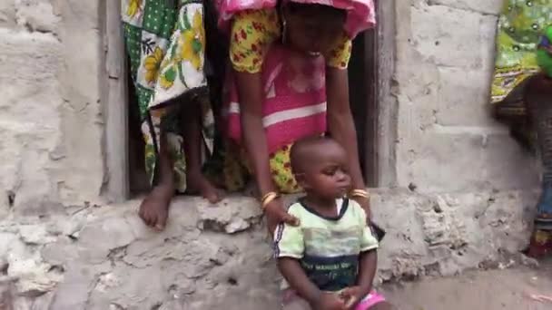 Místní Africká hladová rodina v chudé vesnici poblíž Slum House, Zanzibar, Afrika — Stock video