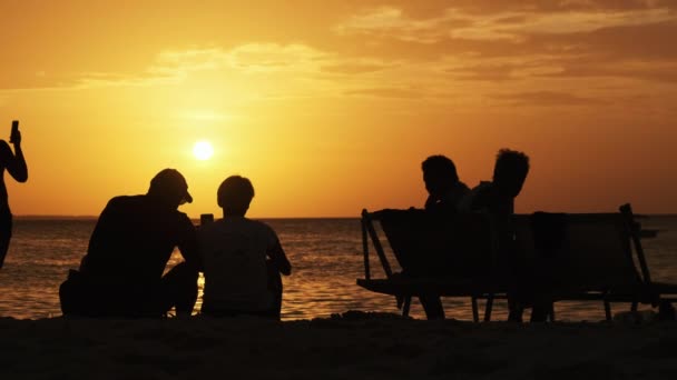 Silueta Pár středověkého muže a ženy při západu slunce na pláži u oceánu — Stock video
