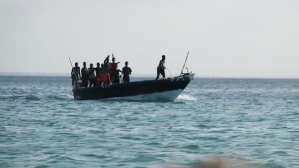 Divertenti pescatori africani che ballano su barche a motore in legno galleggianti vicino all'oceano, Africa — Video Stock