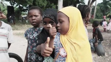 Mutlu Afrikalı Çocuklar Başparmak Yukarı ve Meraklı Bakışlı Zanzibar Köyü İşareti Gösteriyor