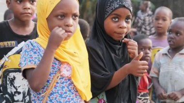 Mutlu Afrikalı Çocuklar Başparmak Yukarı ve Meraklı Bakışlı Zanzibar Köyü İşareti Gösteriyor