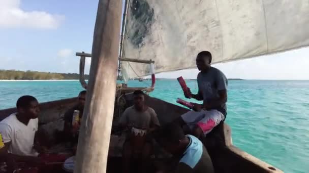 アフリカ人と一緒に伝統的なダウンボートでボート旅行｜Dembe, Zanzibar — ストック動画