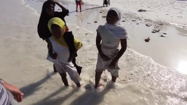 Un gruppo di bambini africani estorcono denaro su una spiaggia di Zanzibar, Africa. — Video Stock