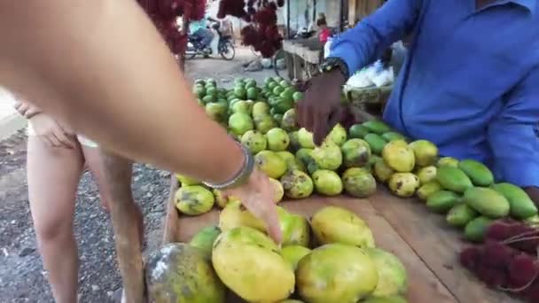 Wisatawan Haggles dengan Vendor Lokal untuk Mangga di Pasar Afrika Lokal, Zanzibar — Stok Video