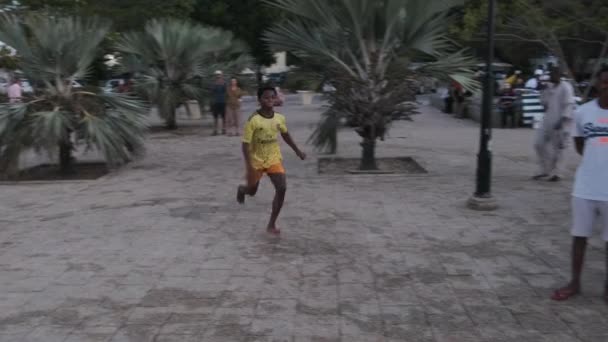 アフリカの少年たちティーンは石の町の高い堤防から水に飛び込む — ストック動画