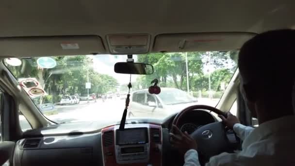 Eine Taxifahrt mit einem schwarzen Fahrer in Afrika. Afrikanischer Taxifahrer. Sansibar. Stone Town. — Stockvideo