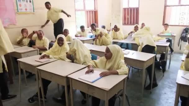 Děti v africké základní škole sedí za stolem ve třídě, Zanzibar — Stock video